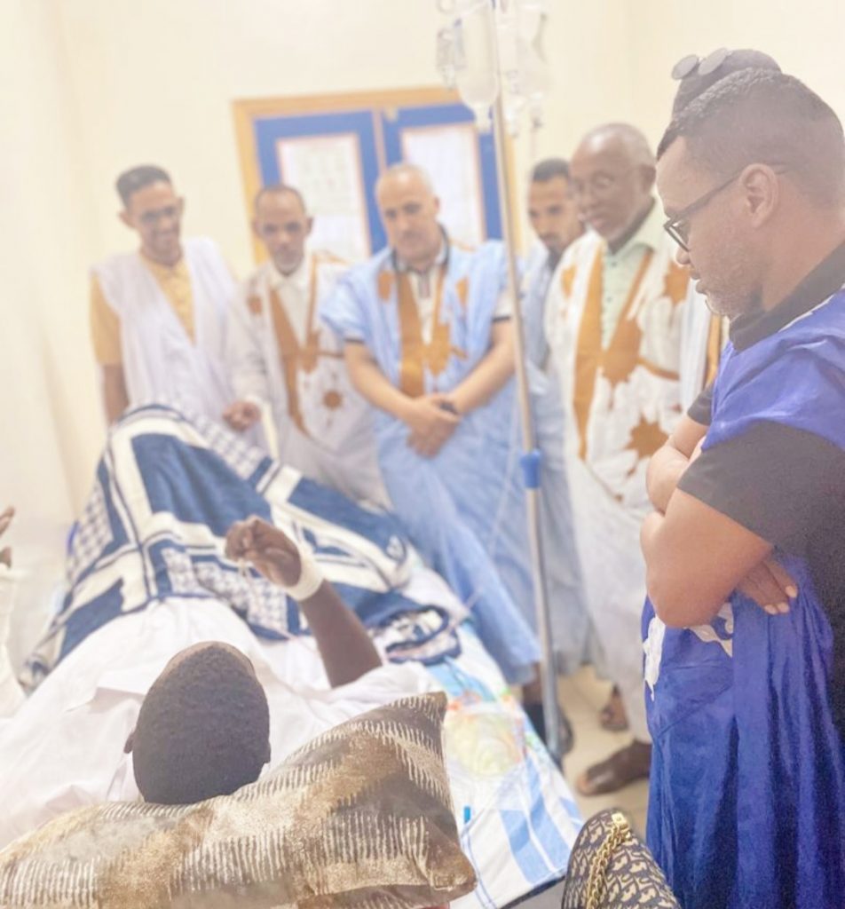 المدير التجاري لـ(SNDE) ورئيس المنطقة الجنوبية يزوران العامل محمد ولد محمد لقظف بمستشفى الحروق